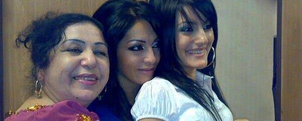 Сурайё Қосимова бо духтаронаш - Шабнам ва Фарзона Сурайё Қосимова бо духтаронаш - Шабнам ва Фарзона - Sputnik Тоҷикистон