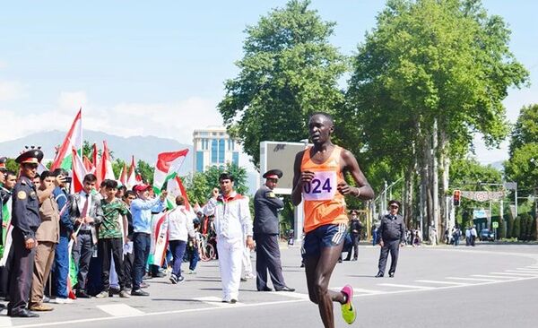 Фенти Тилахан аз Эфиопия бо натиҷаи 1:06:36 дар ниммарафони 10-уми Душанбе ғолиб шуд - Sputnik Тоҷикистон