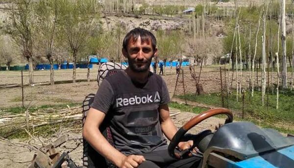 Азим Ғуломҳайдаров, сокини деҳаи Даштаки ҷамоати Сучони ноҳияи Шуғнон, ки аз “Жигулӣ” “трактор” сохт  - Sputnik Тоҷикистон