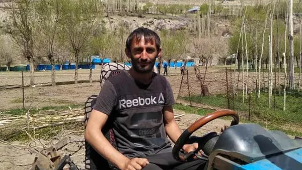Азим Ғуломҳайдаров, сокини деҳаи Даштаки ҷамоати Сучони ноҳияи Шуғнон, ки аз “Жигулӣ” “трактор” сохт  - Sputnik Тоҷикистон