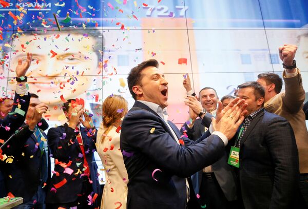 Зеленский побеждает во II туре выборов президента Украины. - Sputnik Таджикистан