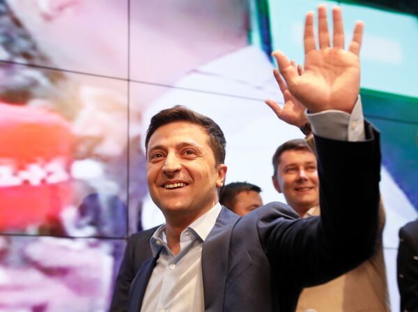 Владимир Зеленский лидирует во втором туре выборов президента Украины Владимир Зеленский лидирует во втором туре выборов президента Украины - Sputnik Таджикистан