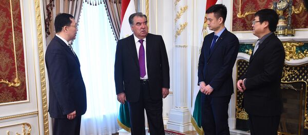 Суҳбати Эмомалӣ Раҳмон, раисиҷумҳури Тоҷикистон бо шабакаи телевизиони “CCTV”, хабаргузории “Синхуа” ва нашрияи “Женмин Жибао”-и Чин  - Sputnik Тоҷикистон