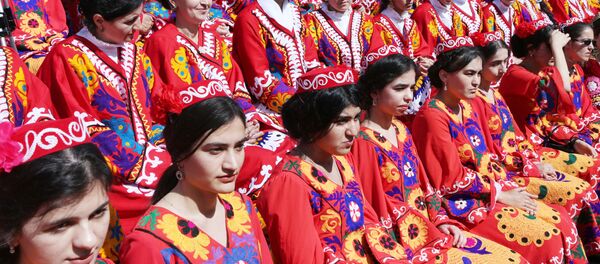 Девушки в национальной одежде Хатлонской области Таджикистана - Sputnik Тоҷикистон