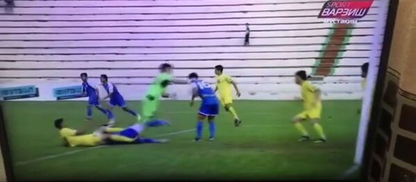 Момент когда Шахром Исмоилов бьет кулаком игрока Истаравшана - Sputnik Таджикистан