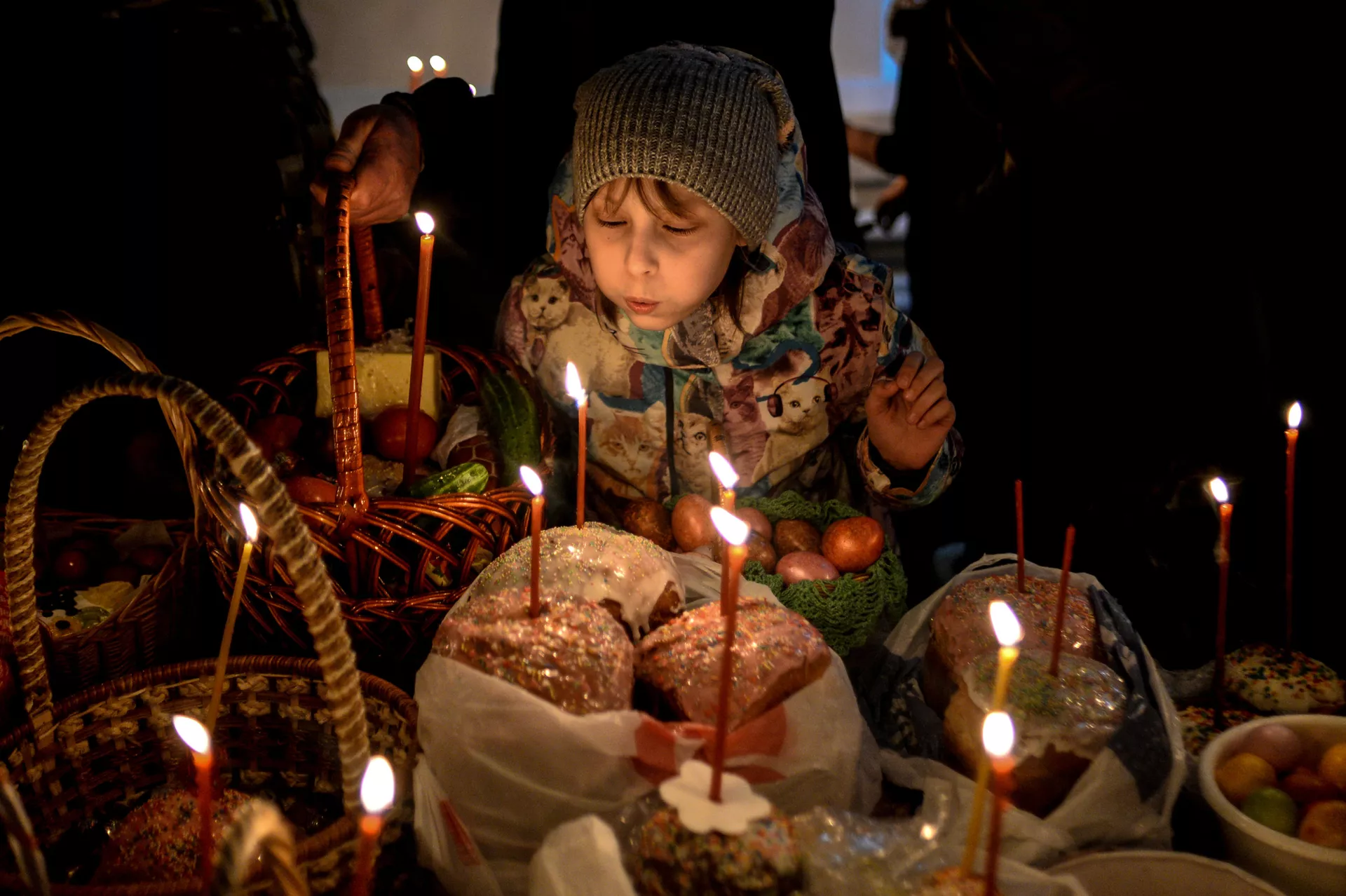 Девочка задувает свечу во время пасхальной службы - Sputnik Таджикистан, 1920, 11.04.2023