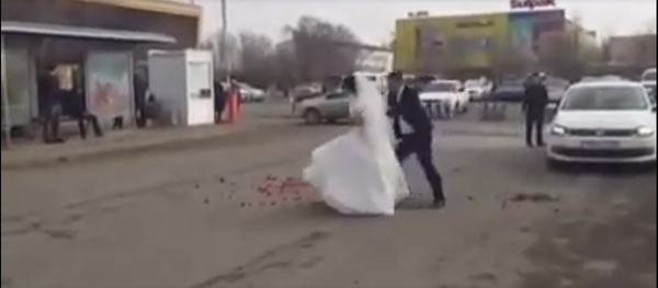 Невеста решила проучить жениха на пороге ЗАГСа - но что-то пошло не так - Sputnik Тоҷикистон