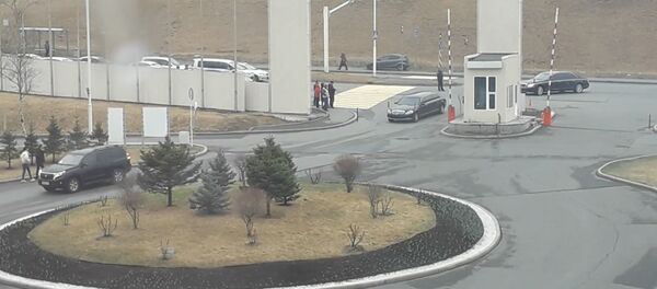 Лимузин КНДР въезжает в ДВФУ Лимузин КНДР въезжает в ДВФУ - Sputnik Таджикистан