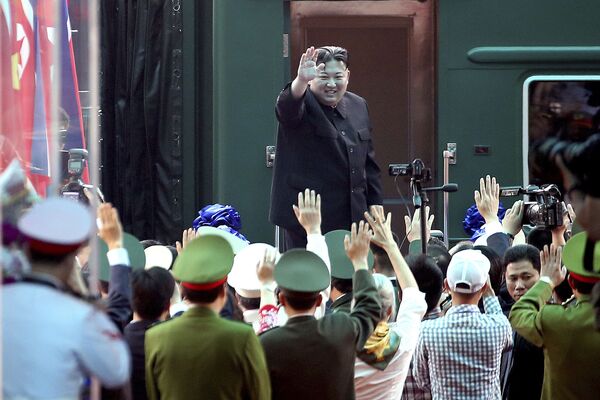 Лидер Северной Кореи Ким Чен Ын машет на железнодорожной станции Донг Данг в Донг Данг - Sputnik Таджикистан