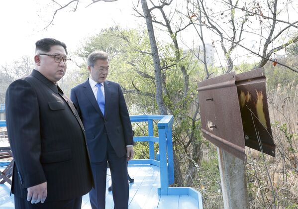 Лидер Северной Кореи Ким Чен Ун (слева) и президент Южной Кореи Мун Чжэ-ин (справа) - Sputnik Таджикистан