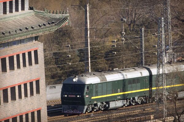 Поезд, похожий на тот, который видели во время предыдущих визитов северокорейского лидера Ким Чен Ына, прибывает на железнодорожный вокзал Пекина - Sputnik Таджикистан