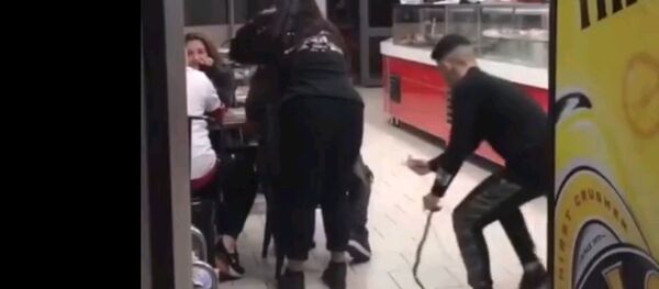 Пранк со змеей заставил людей творить безумные вещи - смешное видео - Sputnik Таджикистан