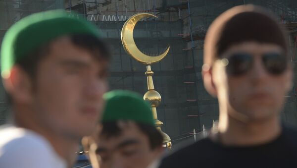 Мусульмане на одной из улиц у соборной мечети в Москве - Sputnik Тоҷикистон