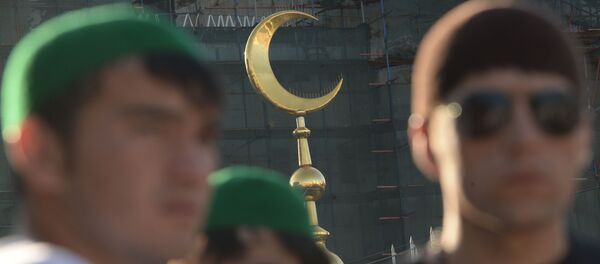 Мусульмане на одной из улиц у соборной мечети в Москве Мусульмане на одной из улиц у соборной мечети в Москве - Sputnik Таджикистан