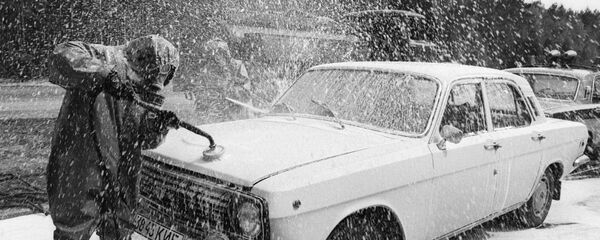 Дезактивация автомобиля, выезжающего из зоны чернобыльской катастрофы - Sputnik Тоҷикистон