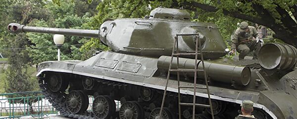 Российские военнослужащие в Таджикистане приступили к ремонту и обслуживанию памятника боевому танку ИС-2 Российские военнослужащие в Таджикистане приступили к ремонту и обслуживанию памятника боевому танку ИС-2 - Sputnik Таджикистан