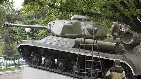 Российские военнослужащие в Таджикистане приступили к ремонту и обслуживанию памятника боевому танку ИС-2 - Sputnik Таджикистан