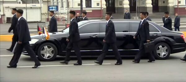 Бегающие охранники Ким Чен Ына сопровождали его во Владивостоке - Sputnik Таджикистан