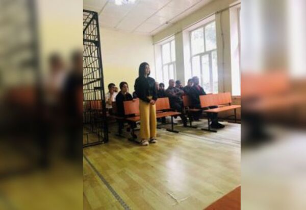 Ҳукми Азизов барои латукӯби дӯстдоштааш – Малика дар маркази Душанбе - аксу видео - Sputnik Тоҷикистон