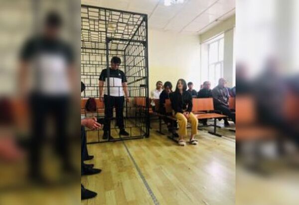 Ҳукми Азизов барои латукӯби дӯстдоштааш – Малика дар маркази Душанбе - аксу видео - Sputnik Тоҷикистон