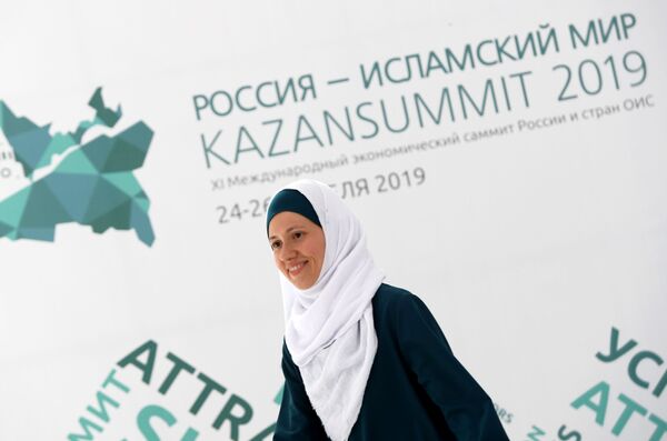 Посетительница международной выставки Russia Halal Expo-2019 в Казани - Sputnik Таджикистан