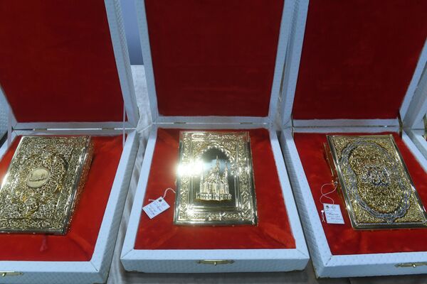 Кораны в золотых обложках представлены на международной выставке Russia Halal Expo-2019 в Казани - Sputnik Таджикистан