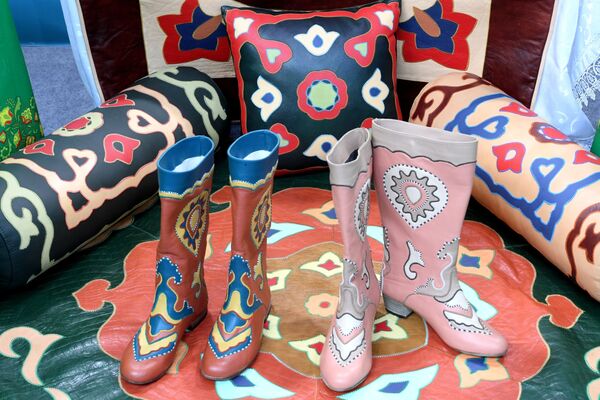Женская обувь и коврики ручной работы представлены на международной выставке Russia Halal Expo-2019 в Казани - Sputnik Таджикистан