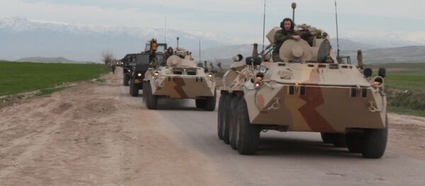 Российские специалисты РЭБ и РХБ защиты обеспечили маскировку движения колонн военной техники в горах Таджикистана в ходе контрольных занятий Российские специалисты РЭБ и РХБ защиты обеспечили маскировку движения колонн военной техники в горах Таджикистана в ходе контрольных занятий - Sputnik Таджикистан