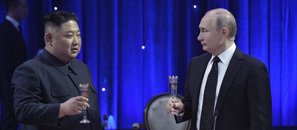 Президент РФ Владимир Путин с лидером КНДР Ким Чен Ыном Президент РФ Владимир Путин с лидером КНДР Ким Чен Ыном - Sputnik Таджикистан