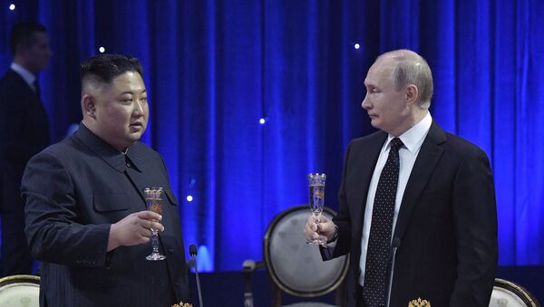 Президент РФ Владимир Путин с лидером КНДР Ким Чен Ыном - Sputnik Таджикистан