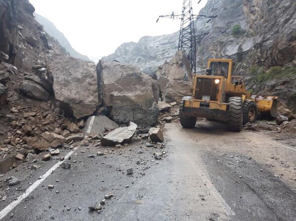 Куҳпораҳо роҳи Душанбе – Чаноқро бастанд - акс Куҳпораҳо роҳи Душанбе – Чаноқро бастанд - акс - Sputnik Тоҷикистон