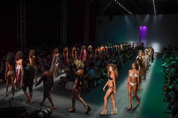 Модели в нарядах Amir Slama на Бразильской неделе моды в Сан-Паулу - Sputnik Таджикистан