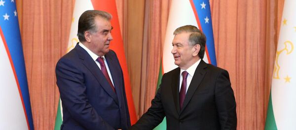 Встреча президентов Таджикистана и Узбекистана Эмомали Рахмона и Шавката Мирзиёева в Пекине Встреча президентов Таджикистана и Узбекистана Эмомали Рахмона и Шавката Мирзиёева в Пекине - Sputnik Таджикистан