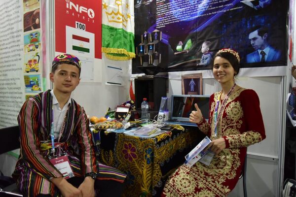 Таджикские школьники завоевали 22 медали на конкурсе INFOMATRIX-2019 в Румынии Таджикские школьники завоевали 22 медали на конкурсе INFOMATRIX-2019 в Румынии - Sputnik Таджикистан