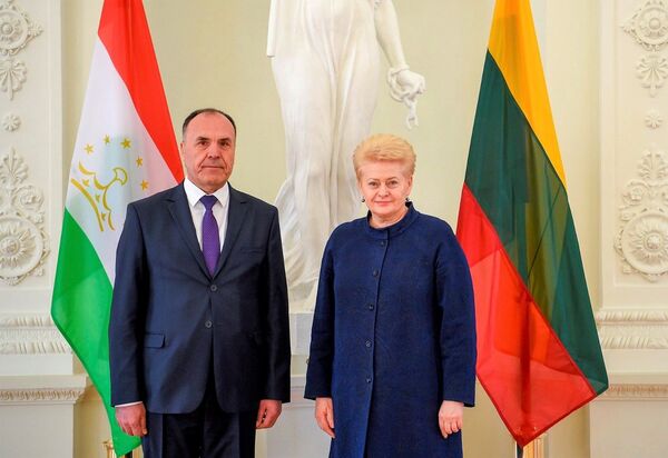 Ҳақдод салому паёми Раҳмонро ба хонум Грибаускайте расонд - акс Ҳақдод салому паёми Раҳмонро ба хонум Грибаускайте расонд - акс - Sputnik Тоҷикистон