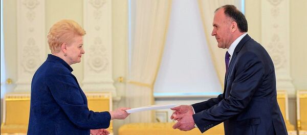 Маҳмадшариф Ҳақдод, сафири Тоҷикистон ҳангоми супоридани эътимоднома ба  хонум Даля Грибаускайте, раисиҷумҳури Литва - Sputnik Тоҷикистон