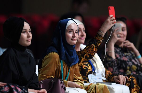 Зрительницы модного показа «RUSSIA-OIC FASHIONWAY 2019» в рамках XI Международного экономического саммита Россия — Исламский мир: KazanSummit - Sputnik Таджикистан