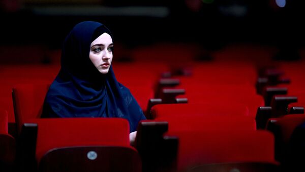 Зрительница модного показа «RUSSIA-OIC FASHIONWAY 2019» в рамках XI Международного экономического саммита Россия — Исламский мир: KazanSummit - Sputnik Тоҷикистон