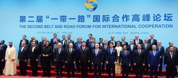 Церемония совместного фотографирования глав делегаций стран-участников форума международного сотрудничества Один пояс - один путь Церемония совместного фотографирования глав делегаций стран-участников форума международного сотрудничества Один пояс - один путь - Sputnik Таджикистан