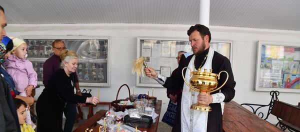 Освящение куличей и яиц в храме в Душанбе Освящение куличей и яиц в храме в Душанбе - Sputnik Таджикистан