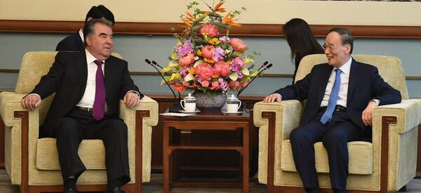 Мулоқоти Эмомалӣ Раҳмон, раисиҷумҳури Тоҷикистон бо Ван Тсишан, муовини Раиси Ҷумҳурии Мардумии Чин Мулоқоти Эмомалӣ Раҳмон, раисиҷумҳури Тоҷикистон бо Ван Тсишан, муовини Раиси Ҷумҳурии Мардумии Чин - Sputnik Тоҷикистон