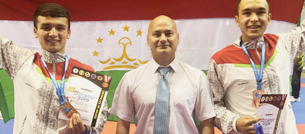 Асадбек Фаттоев ва Умед Сафаров, барандаҳои медали биринҷии чемпионати Осиё дар риштаи каратэ - Sputnik Тоҷикистон