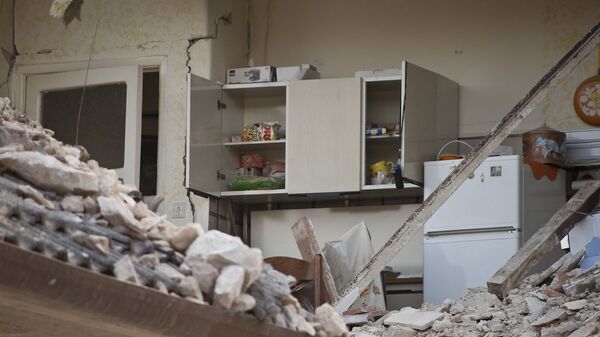 Разрушенная квартира после землетрясения - Sputnik Таджикистан