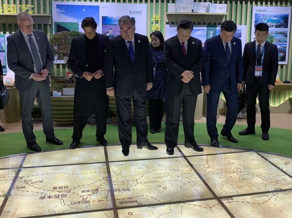 Сайёҳати Раҳмон ва ҳамтоёнаш дар  “Ҳаёти сабз”-и Пекин-акс - Sputnik Тоҷикистон