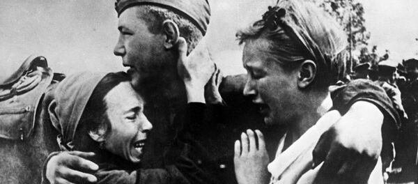 Рядовой Широбоков встретил своих сестер, спасшихся от смерти, 1943 год - Sputnik Таджикистан
