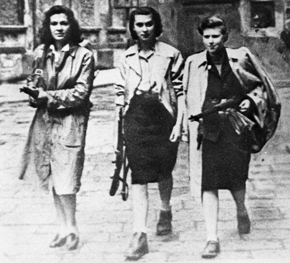 Вооруженные участницы движения Сопротивления на улицах города Иврея во время Второй Мировой войны, 1945 год - Sputnik Таджикистан