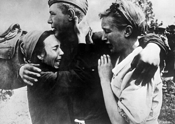 Рядовой Широбоков встретил своих сестер, спасшихся от смерти, 1943 год - Sputnik Таджикистан