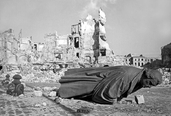 Руины Дрездена, пострадавшего от воздушного налета американской авиации, 1945 год - Sputnik Таджикистан
