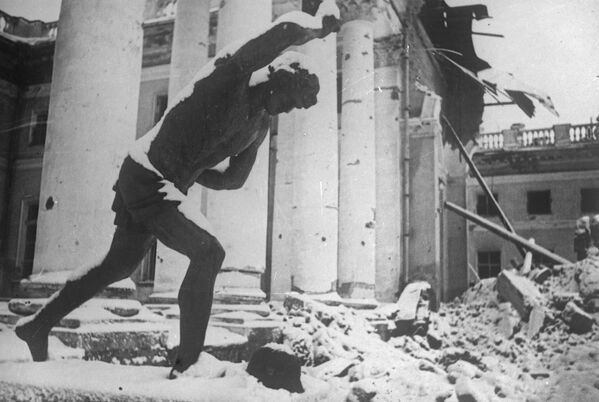 Развалины Александровского дворца в городе Пушкине, 1941-1945 года - Sputnik Таджикистан