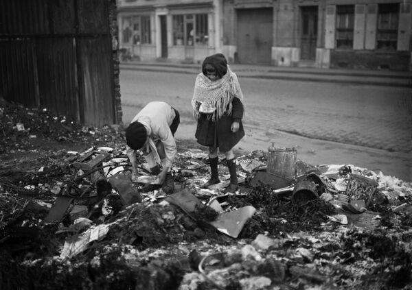 Дети роются в мусоре на одной из парижских улиц во время Второй Мировой войны, 1945 год - Sputnik Таджикистан